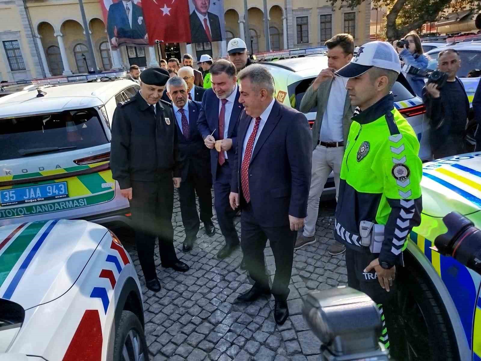 İzmir’de emniyet ve jandarmaya 688 yeni araç
