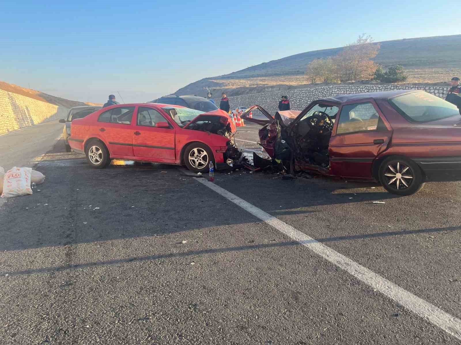 Otomobillerin kafa kafaya çarpıştığı kazada 3 kişi yaralandı
