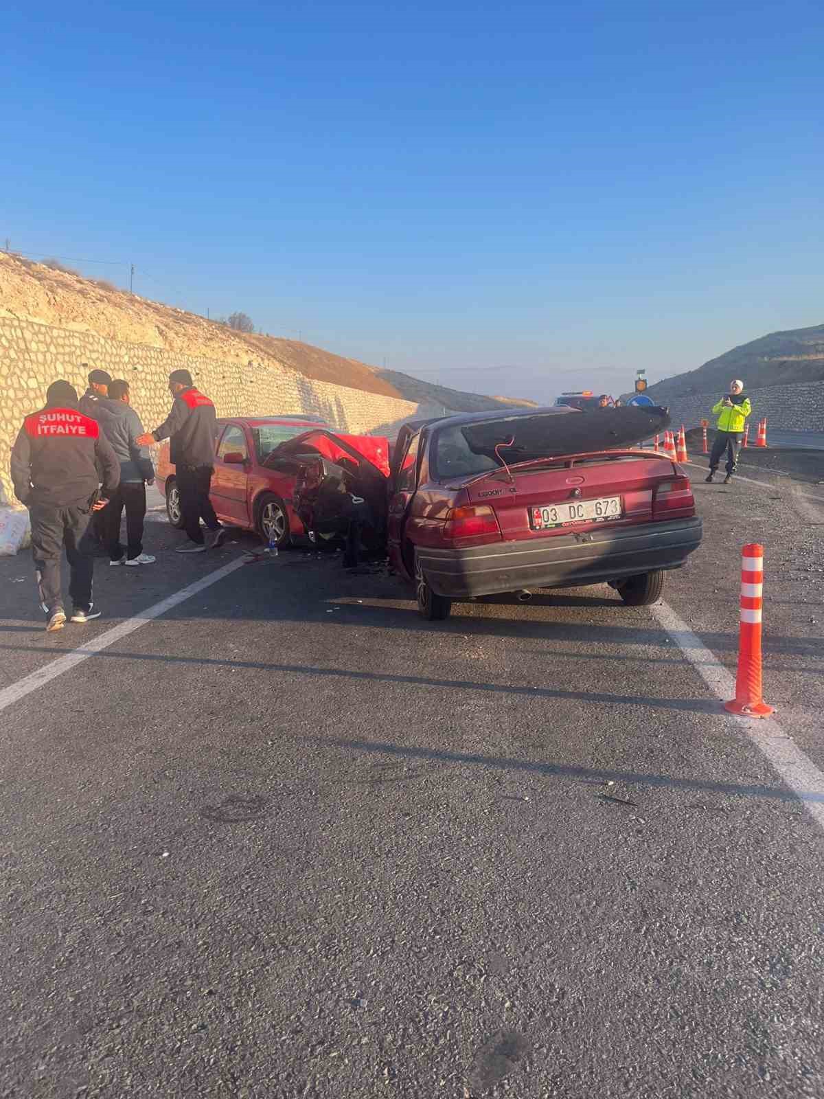 Otomobillerin kafa kafaya çarpıştığı kazada 3 kişi yaralandı
