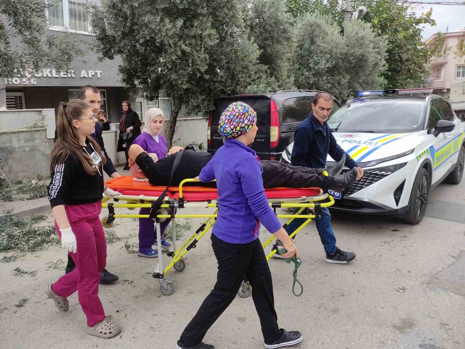 Bursa’da zeytin budarken ağaçtan düşen adam yaralandı
