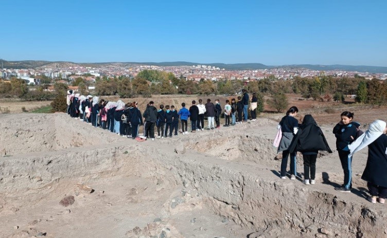 Şeyh Edebali İmam Hatip Ortaokulu öğrencileri Tavşanlı Höyüğü’nde
