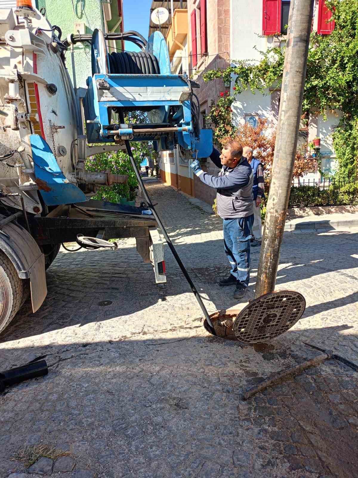 Ayvalık’ta mazgal ve yağmur suyu kanallarına temizlik harekatı
