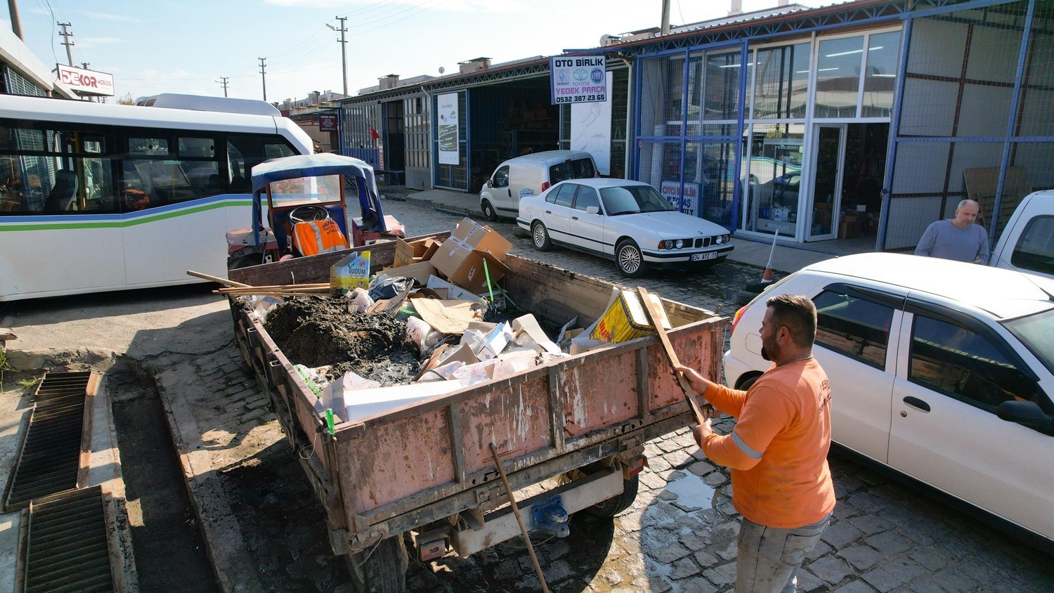 Ayvalık’ta mazgal ve yağmur suyu kanallarına temizlik harekatı
