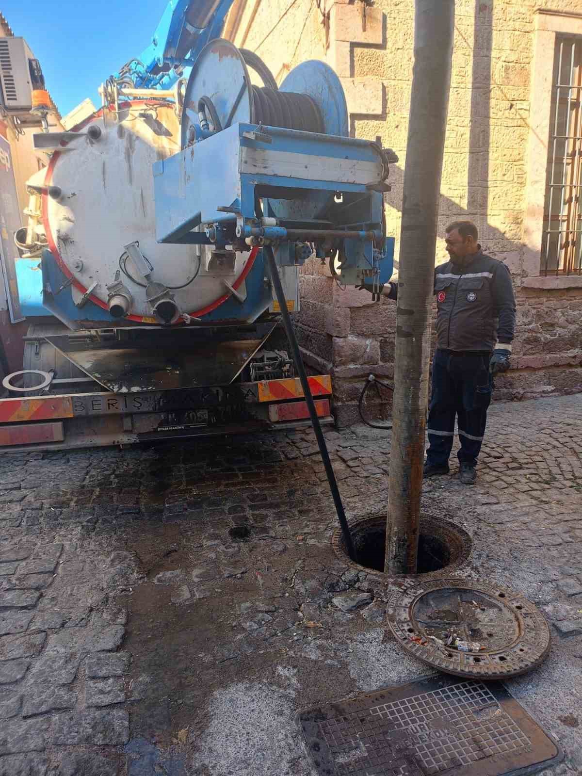 Ayvalık’ta mazgal ve yağmur suyu kanallarına temizlik harekatı
