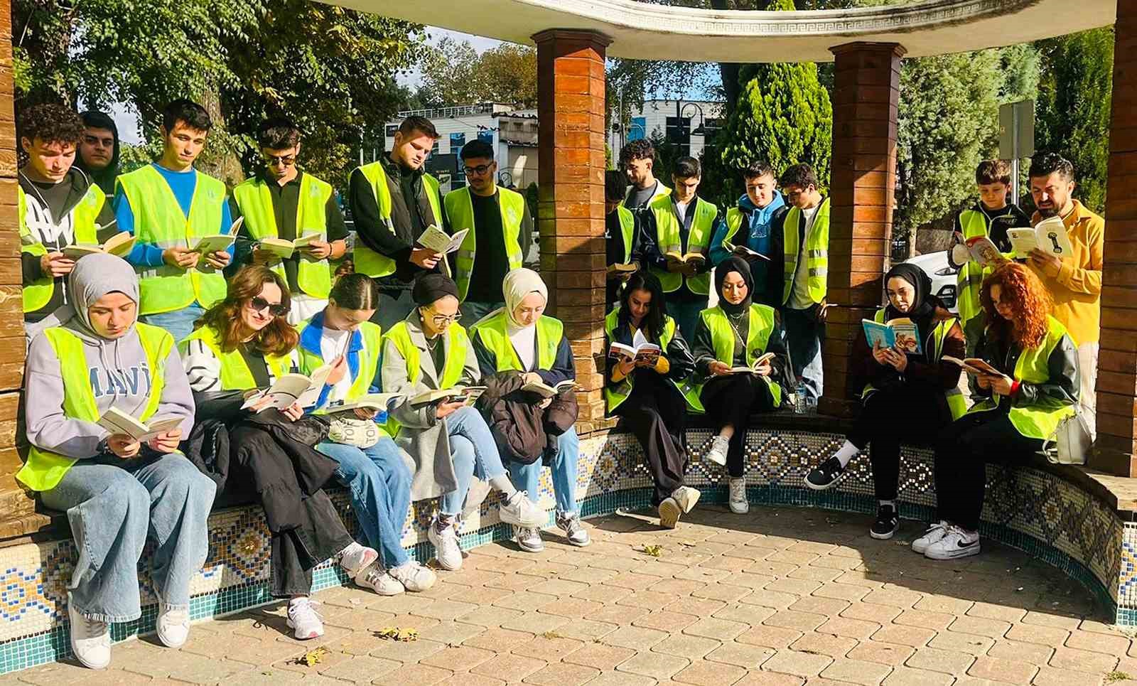 Hendek Meydanı’nda kitap okuma etkinliği
