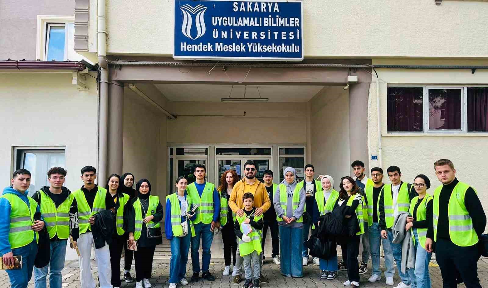 Hendek Meydanı’nda kitap okuma etkinliği
