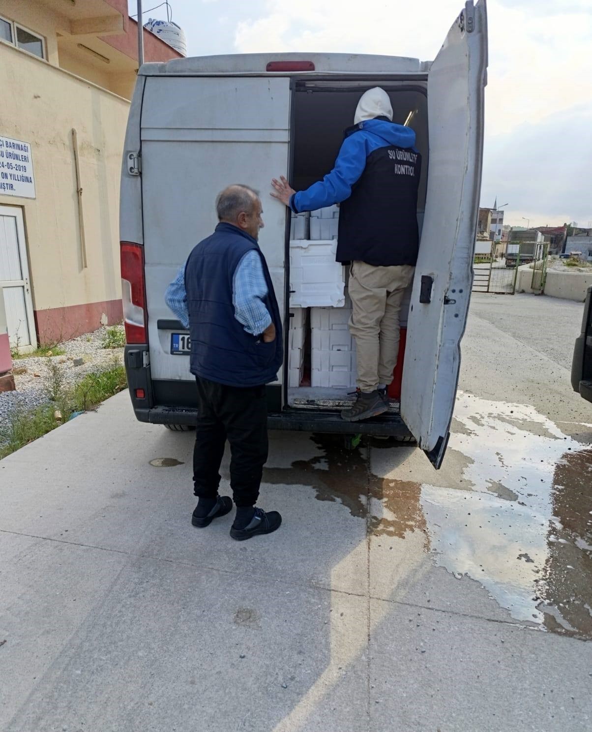 Çanakkale’de denetlenen 232 bin 700 kilogram hamsi karaya çıkarıldı
