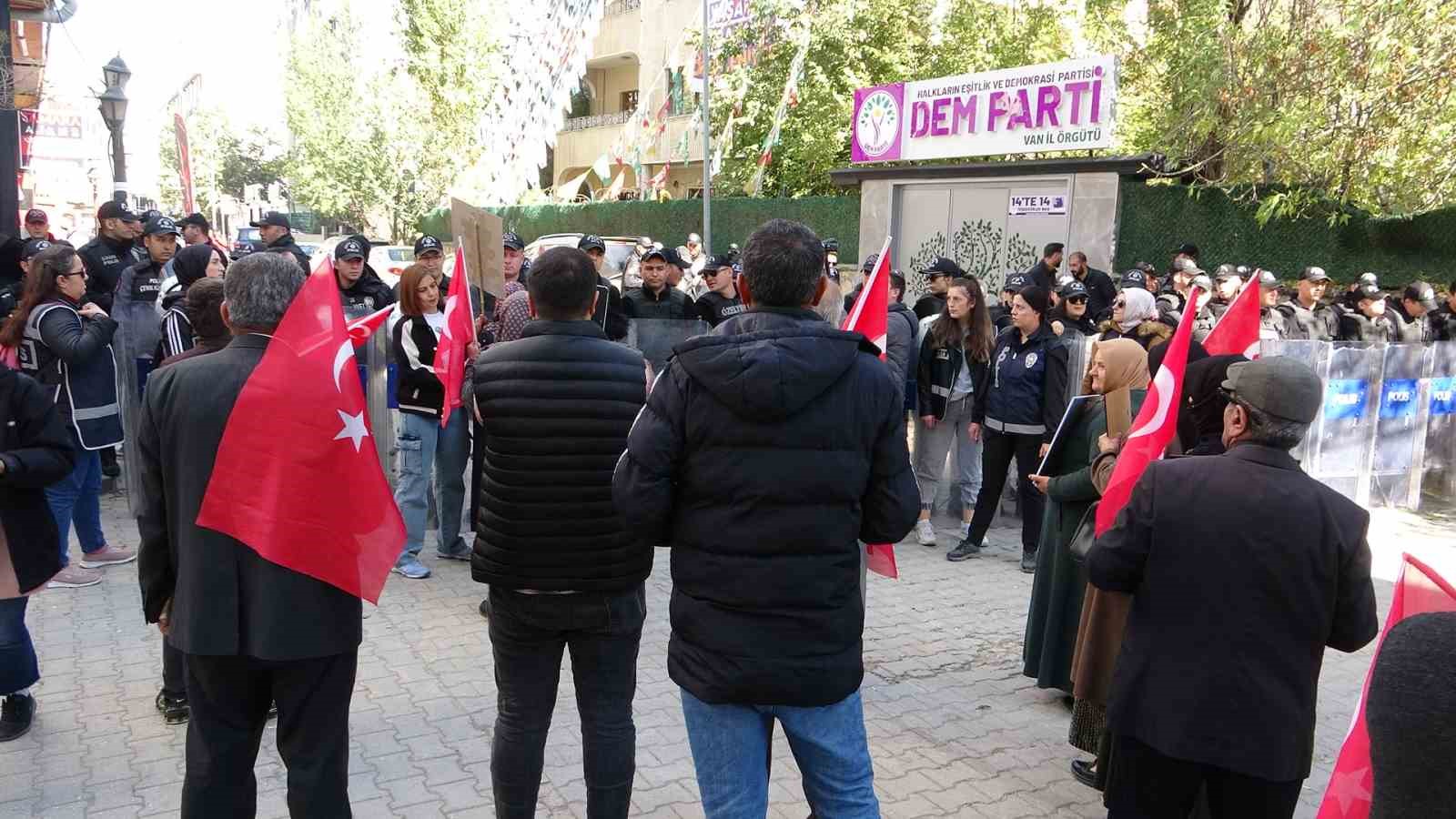 DEM, anneleri evlat nöbetinden vazgeçirmek için şarkı çalıyor
