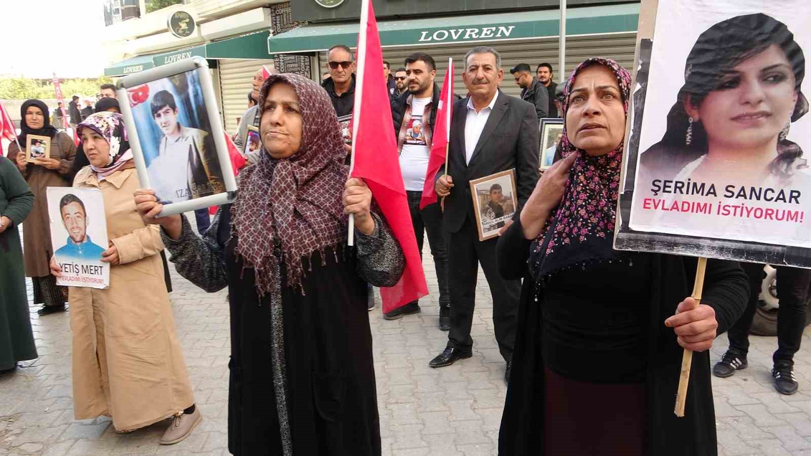 DEM, anneleri evlat nöbetinden vazgeçirmek için şarkı çalıyor
