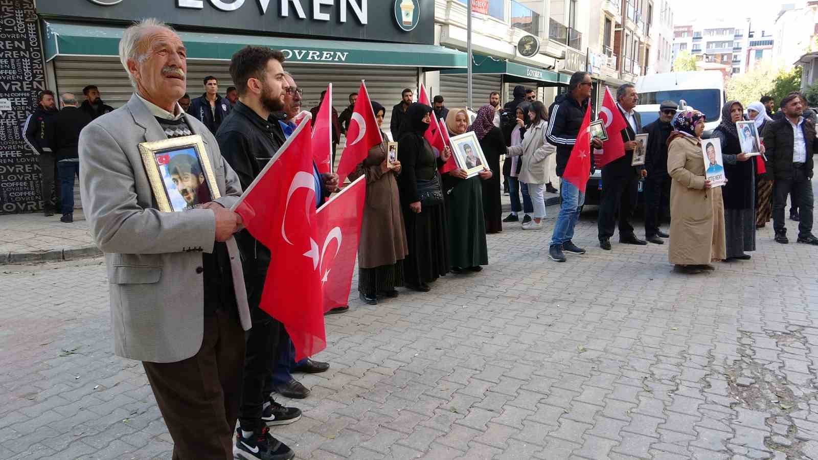 DEM, anneleri evlat nöbetinden vazgeçirmek için şarkı çalıyor
