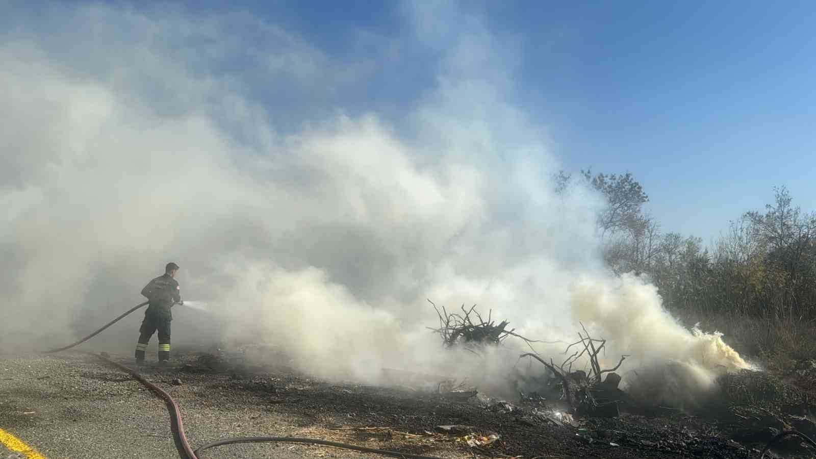 Yol kenarındaki otlar tutuştu, dumanlar yolu kapladı
