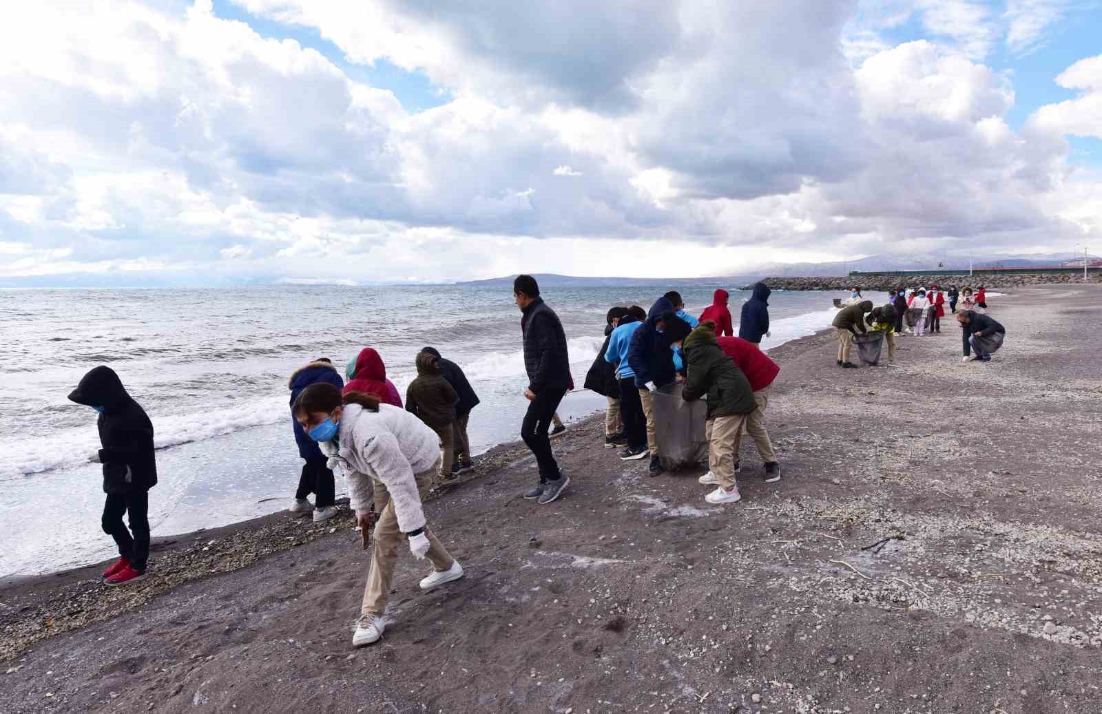 Öğrencilerden Van Gölü sahilinde çöp toplama etkinliği
