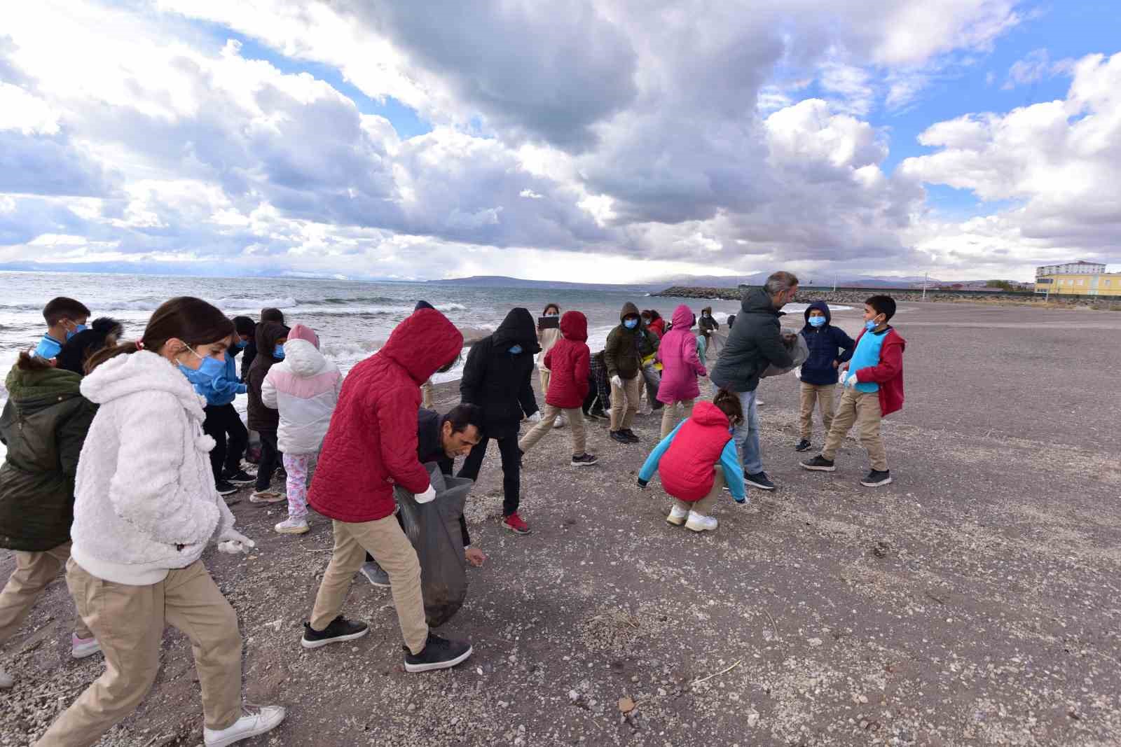 Öğrencilerden Van Gölü sahilinde çöp toplama etkinliği
