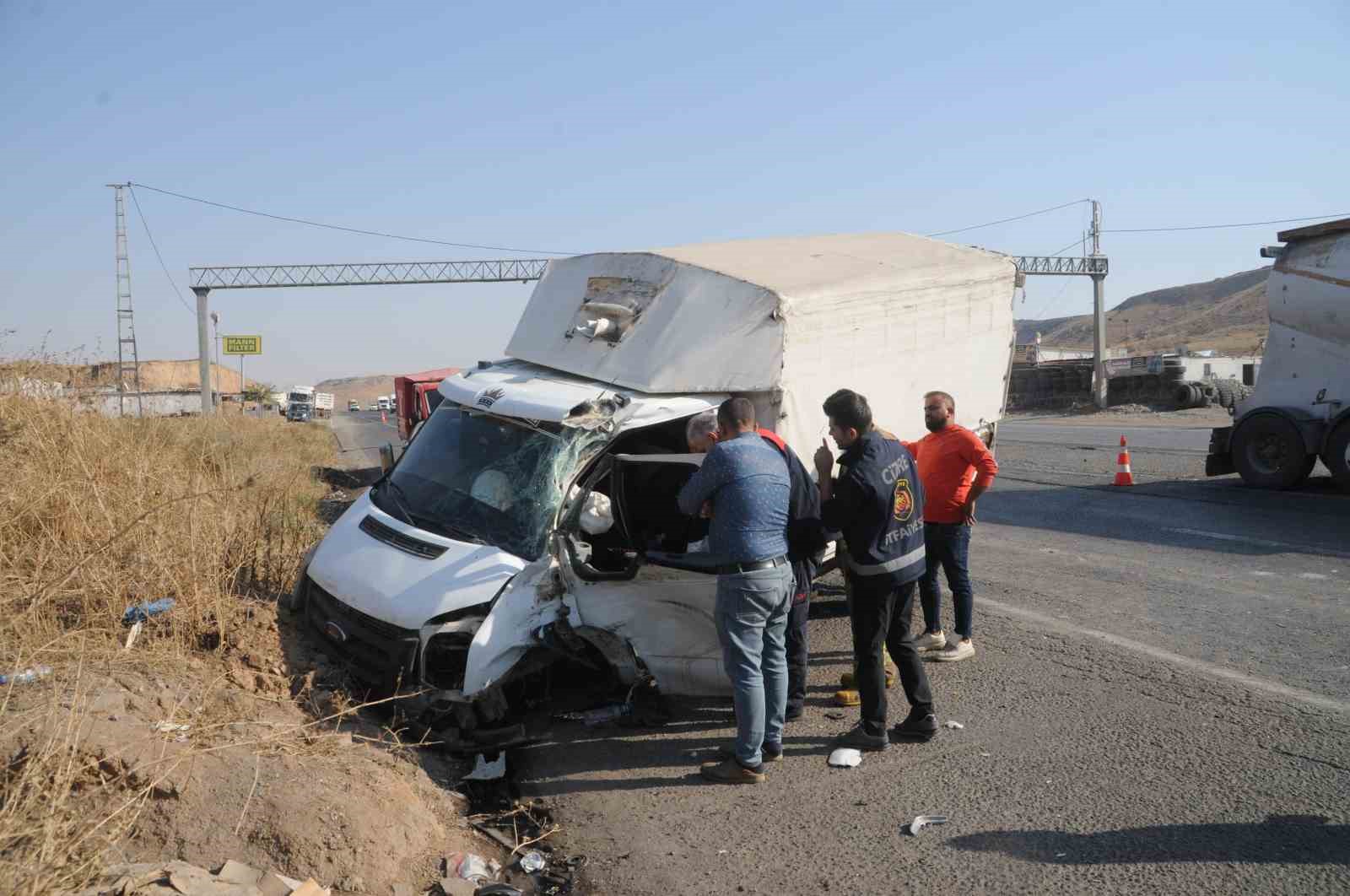 Şırnak’ta tır ile kamyonet çarpıştı: 4 yaralı
