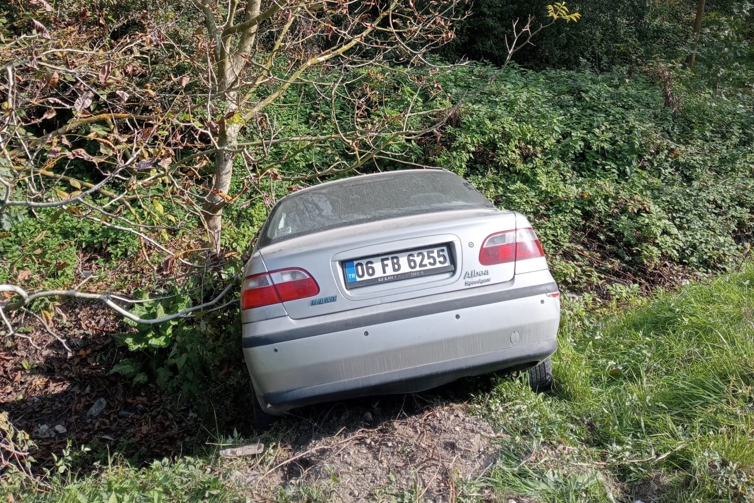 Otomobilini mıcıra kaptırdı, ağaçlık alana savruldu
