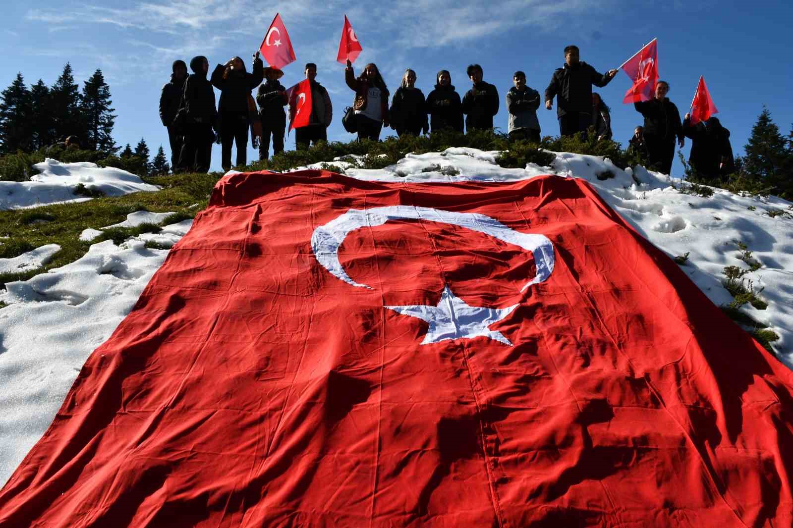 İstiklal Marşı’nı 2 bin 587 rakımlı dağın zirvesinde okuyup Cumhuriyet’in 101’nci yılını kutladılar
