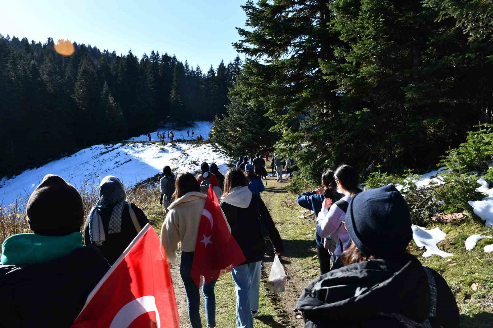 İstiklal Marşı’nı 2 bin 587 rakımlı dağın zirvesinde okuyup Cumhuriyet’in 101’nci yılını kutladılar
