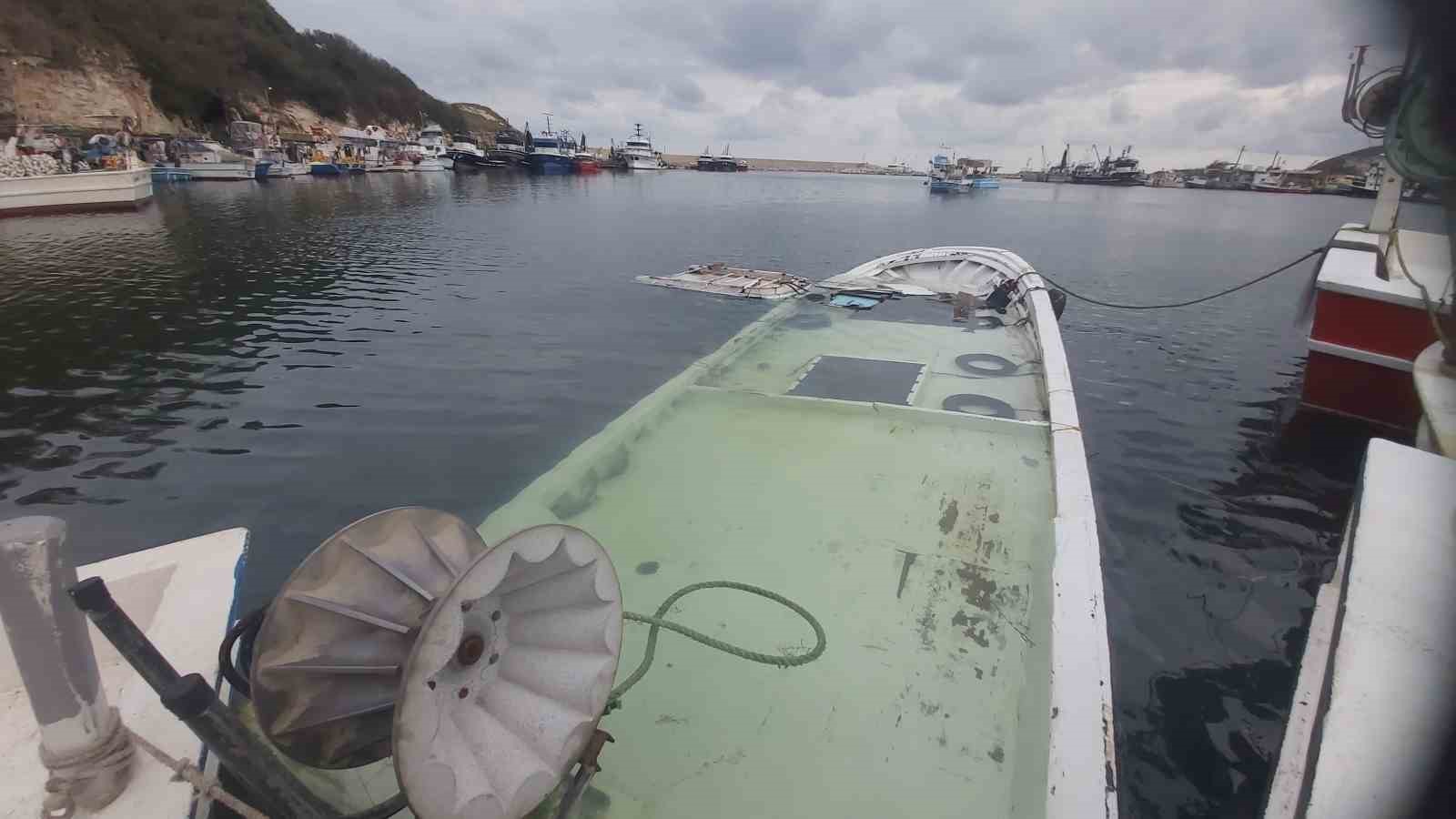 Kırklareli’nde ağlara takılan fazla balık tekneyi batırdı
