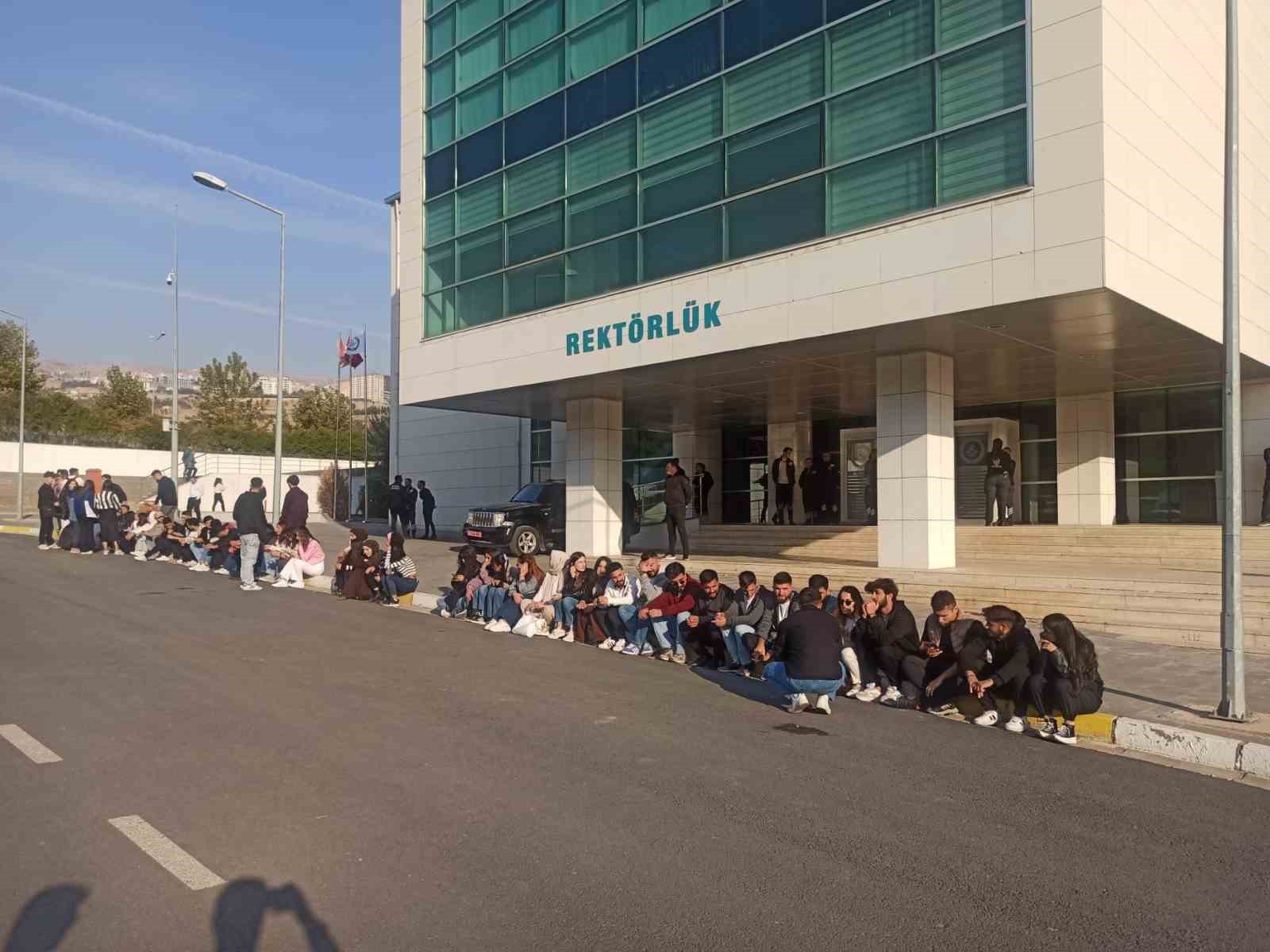 Şırnak Üniversitesi’nde öğrencilerden 