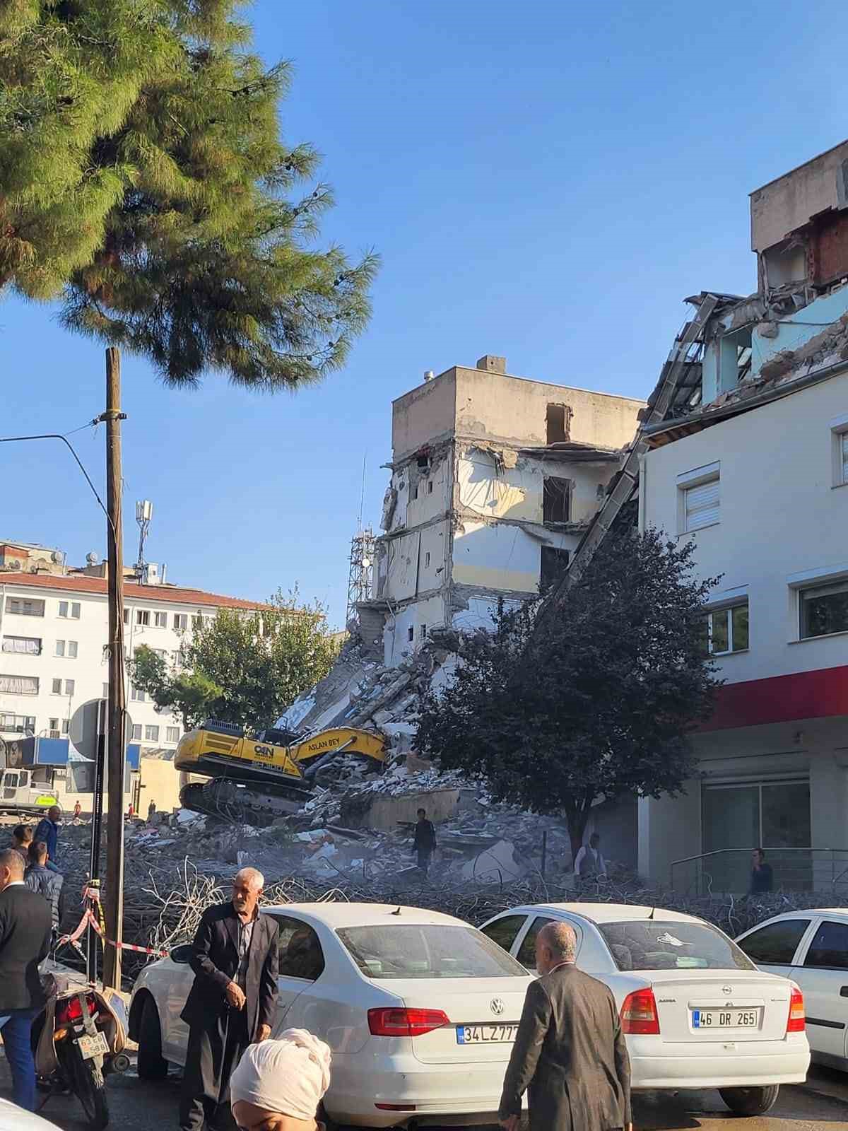 Siverek’te bina yıkımında kepçe molozların altına kaldı
