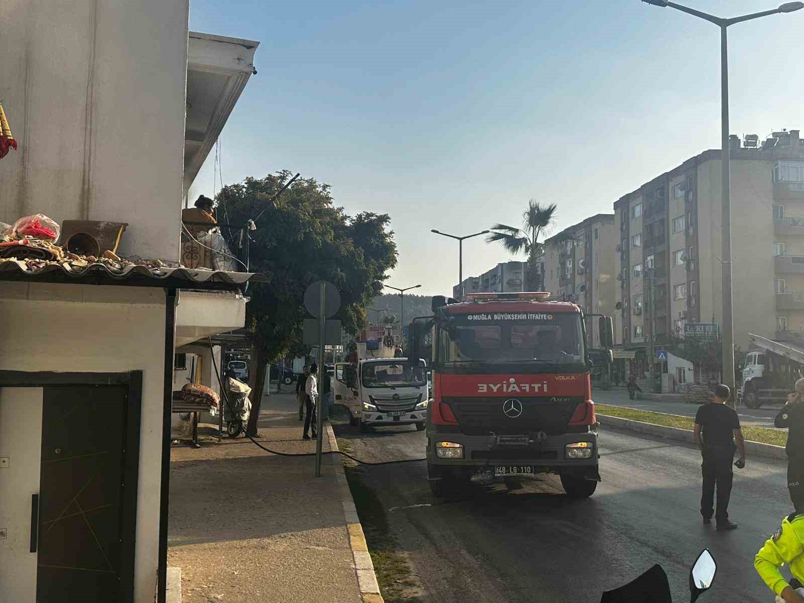 Trafik polisleri yangının büyümesini önledi
