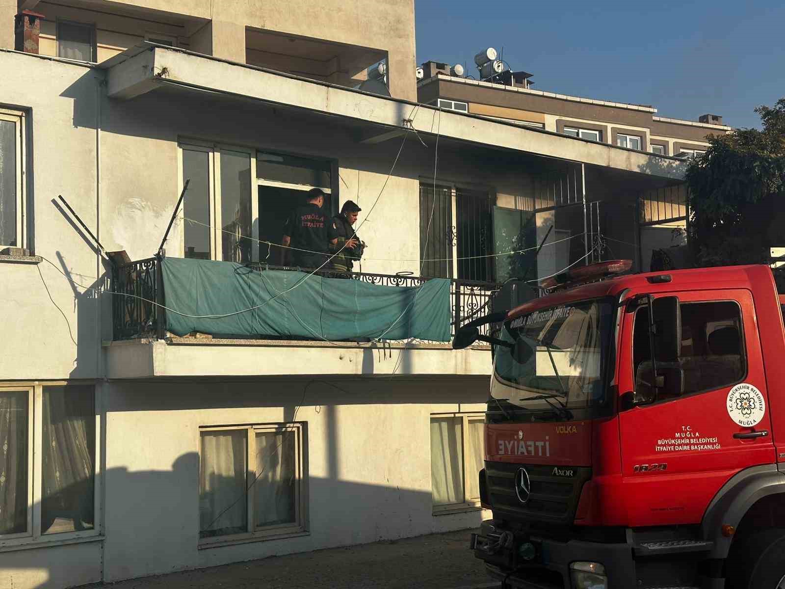 Trafik polisleri yangının büyümesini önledi
