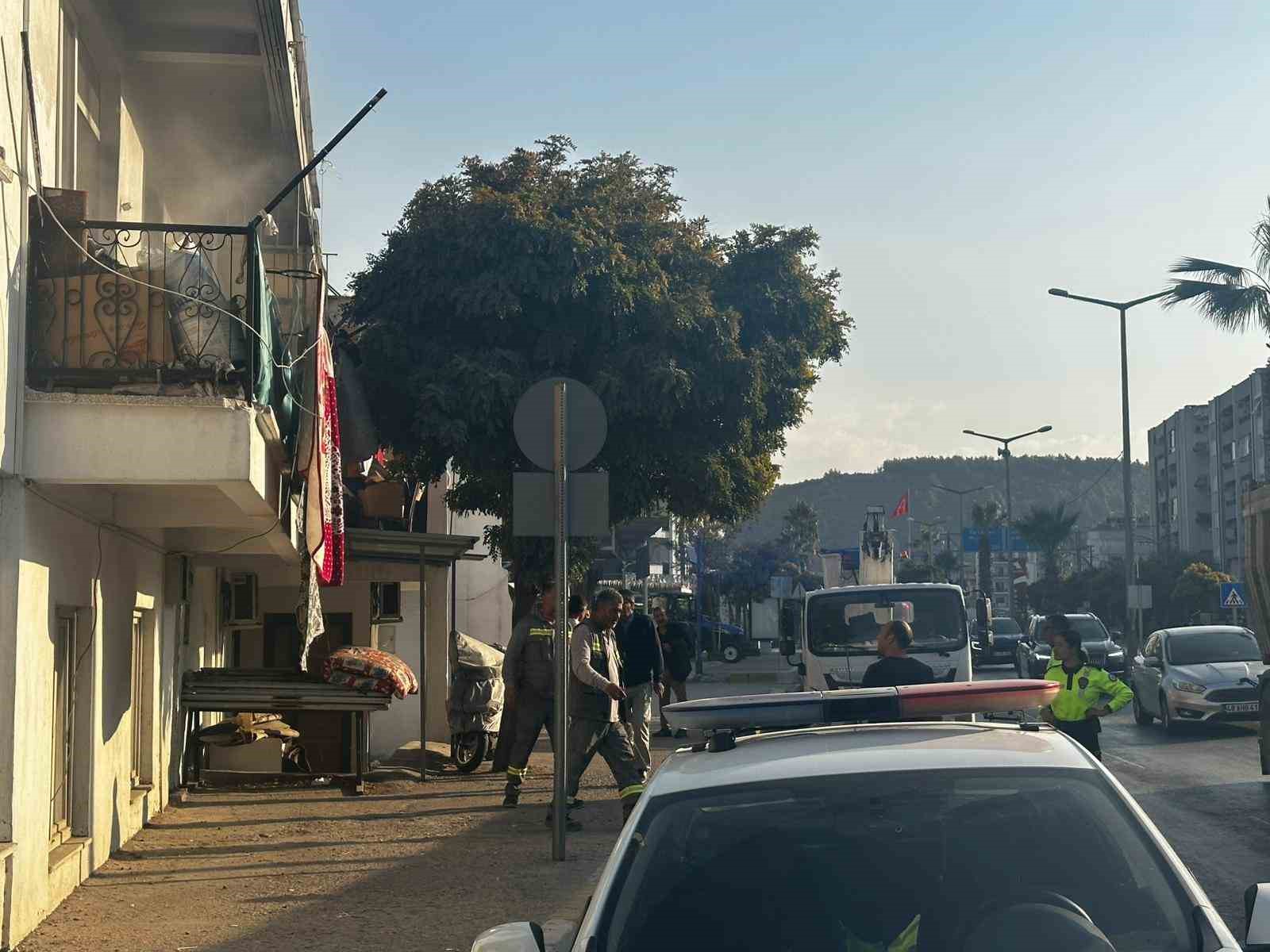 Trafik polisleri yangının büyümesini önledi
