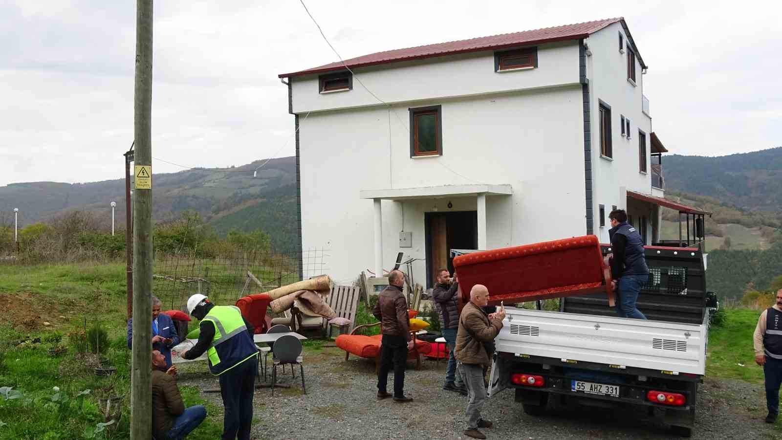 Kaçak villaya yıkım kararı: Eşyalar tahliye edilmeye başlandı
