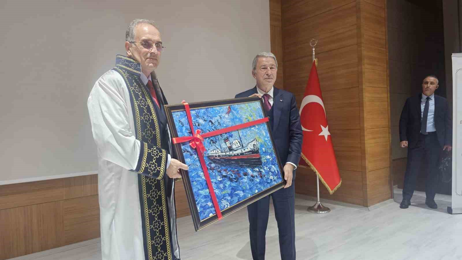 Hulusi Akar’a Bandırma Onyedi Eylül Üniversitesi’nde fahri doktora unvanı
