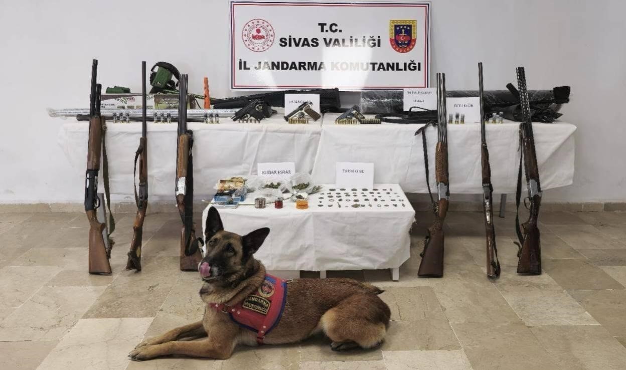 Sivas’ta uyuşturucu tacirlerine jandarma operasyonu: 4 kişi tutuklandı
