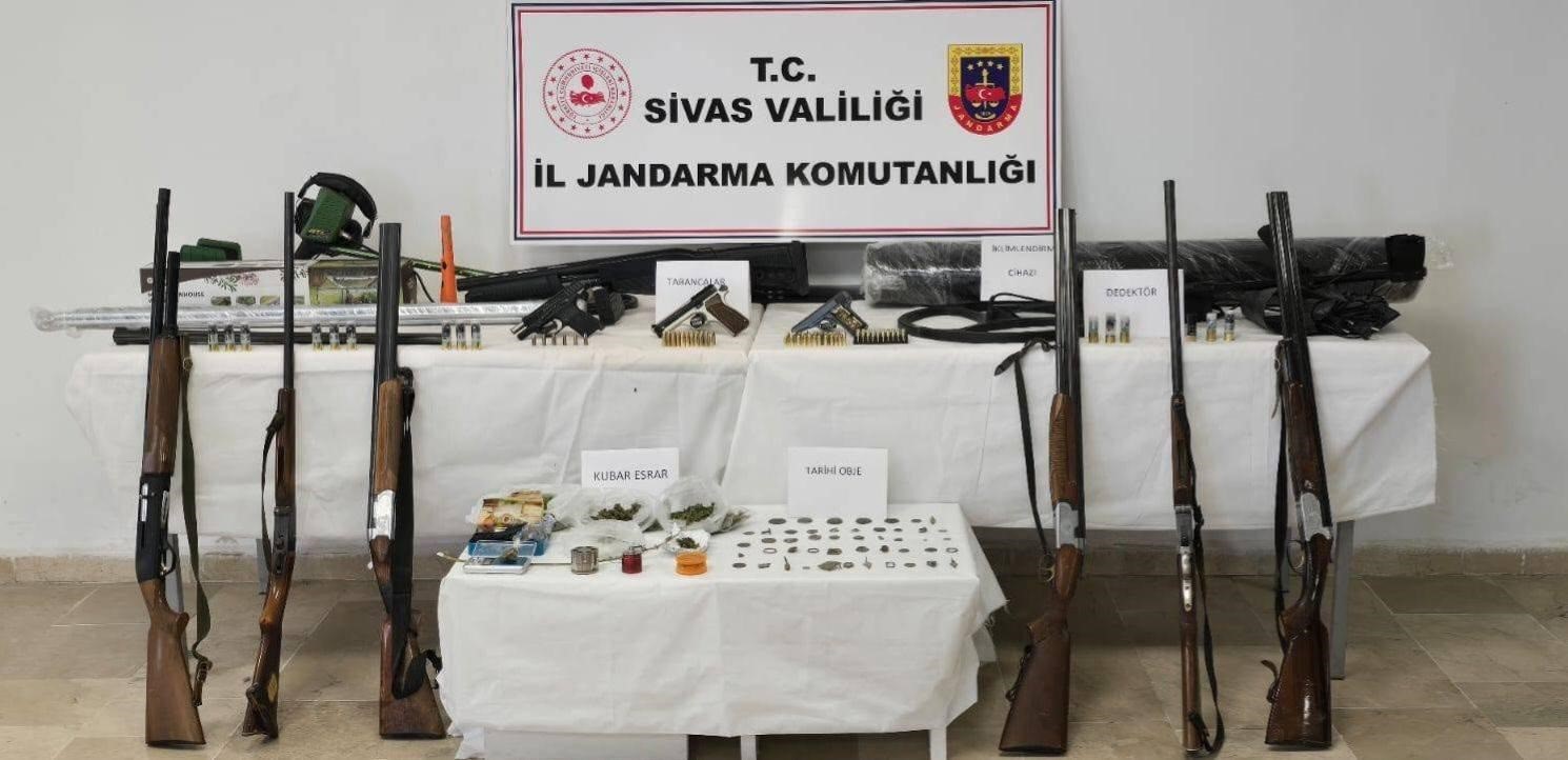 Sivas’ta uyuşturucu tacirlerine jandarma operasyonu: 4 kişi tutuklandı
