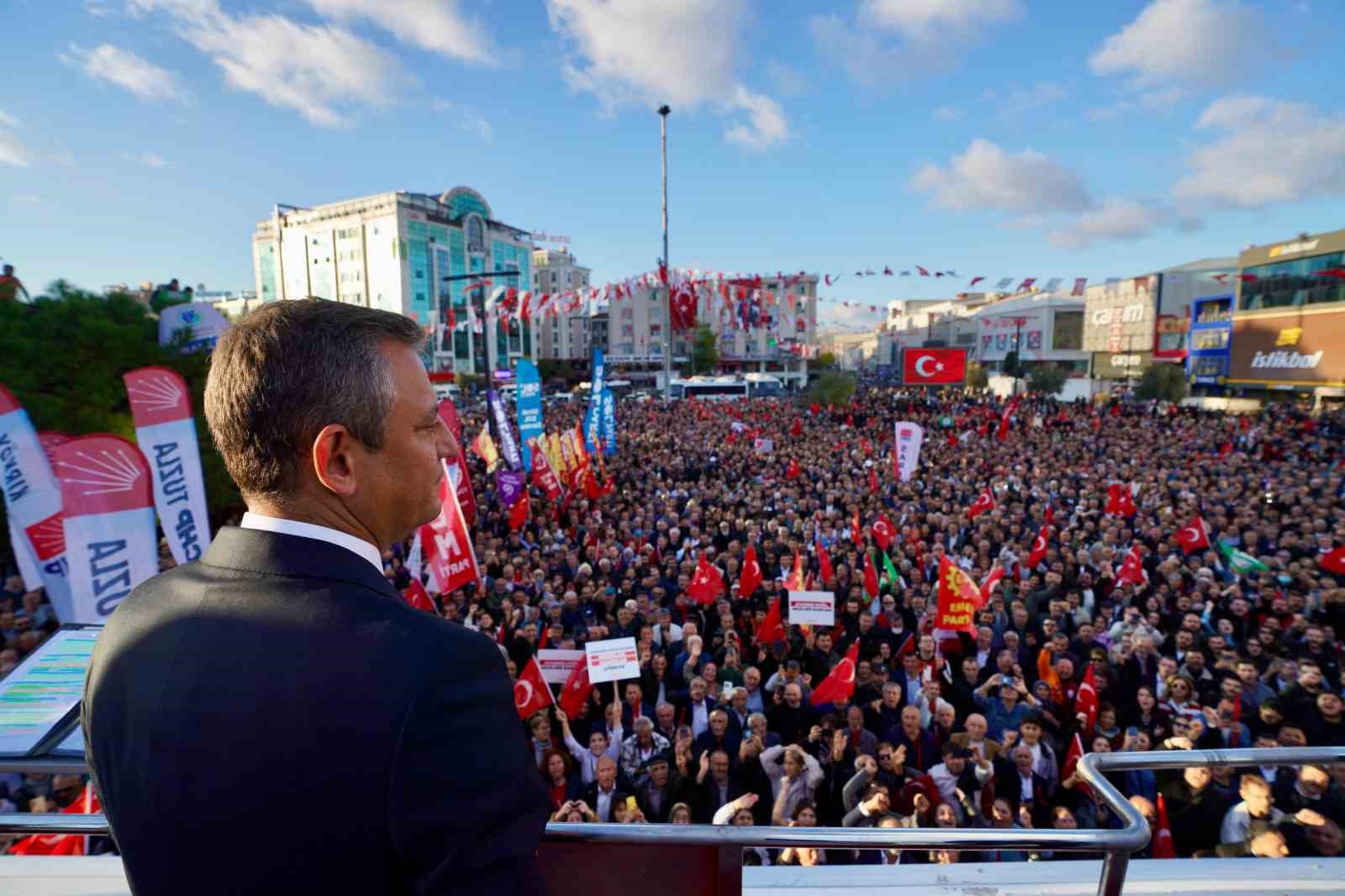 CHP Genel Başkanı Özel’den tutuklanan belediye başkanına destek mitingi
