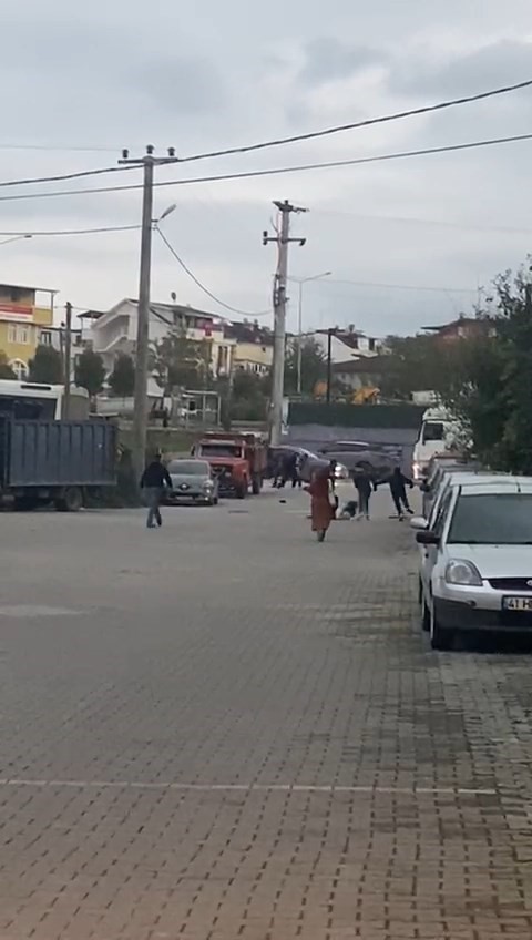 Gençlerin bıçaklı sopalı kavgası kanlı bitti: 1’i ağır 2 yaralı
