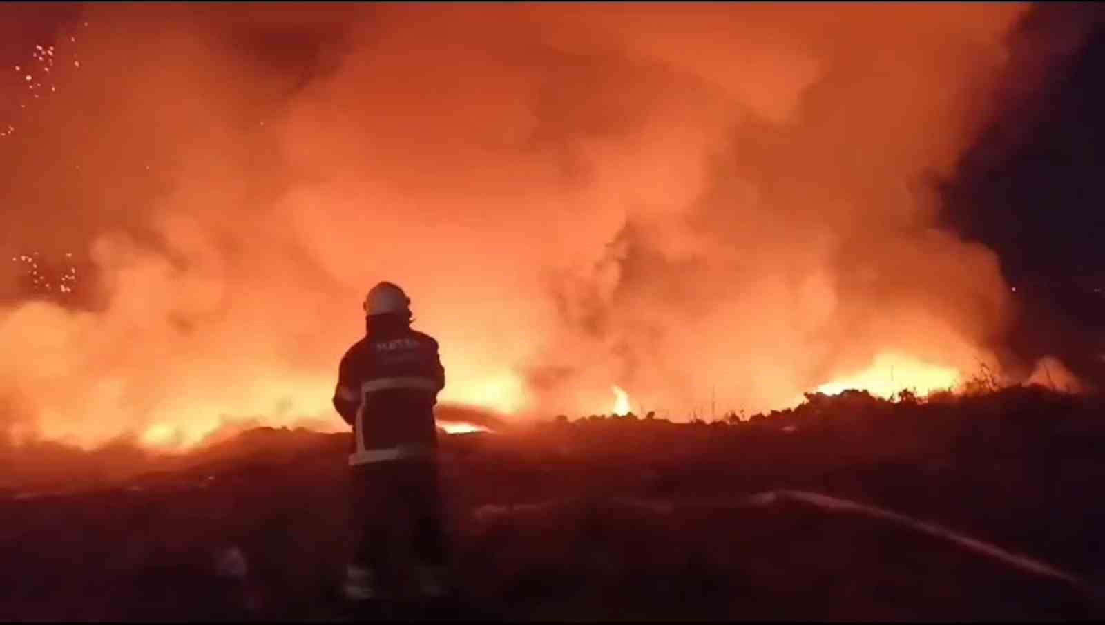 Hatay’da tarım arazisinde yangın: Alevler geceyi aydınlattı
