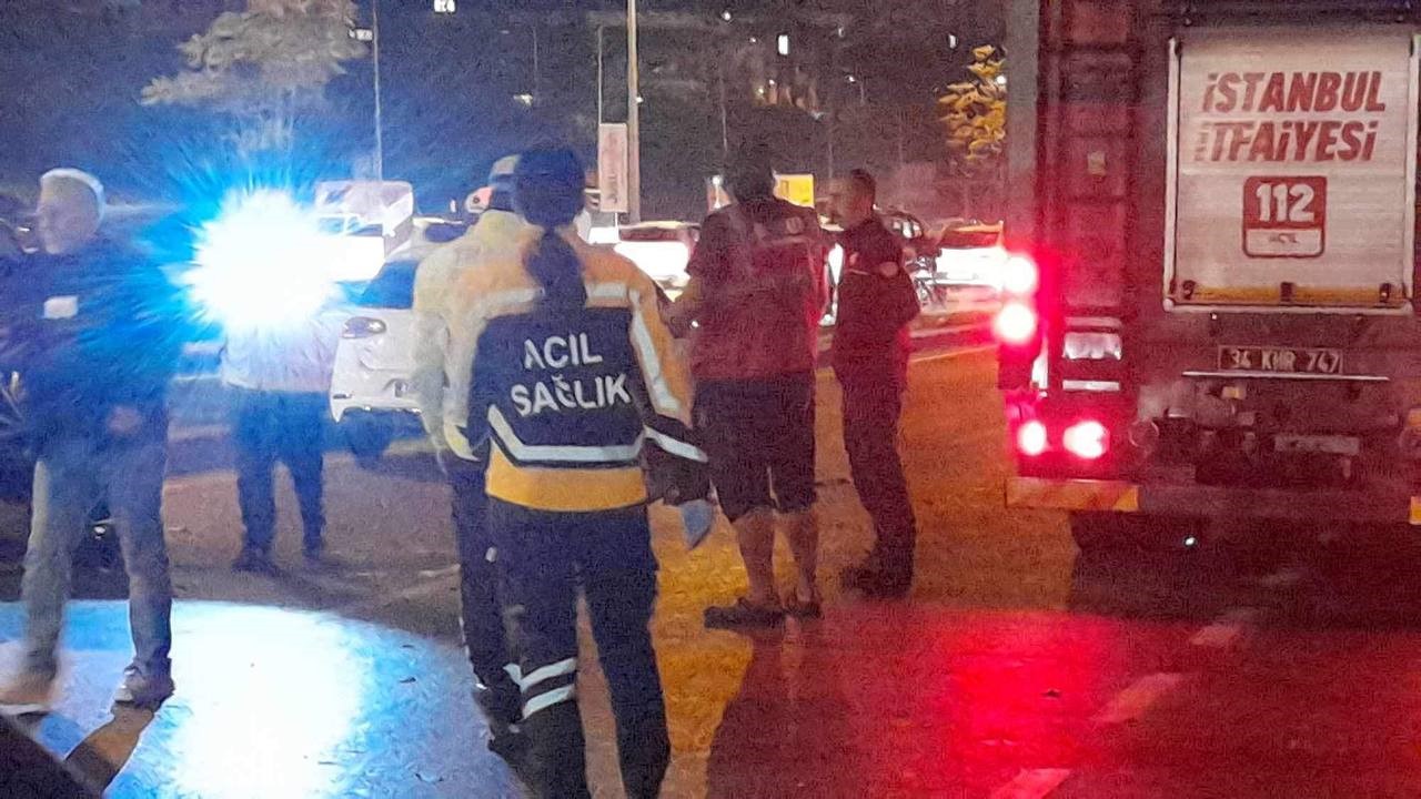 Maltepe’de otomobil önündeki araca çarpıp durağa daldı: 4 yaralı
