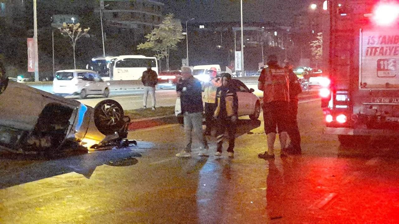 Maltepe’de otomobil önündeki araca çarpıp durağa daldı: 4 yaralı
