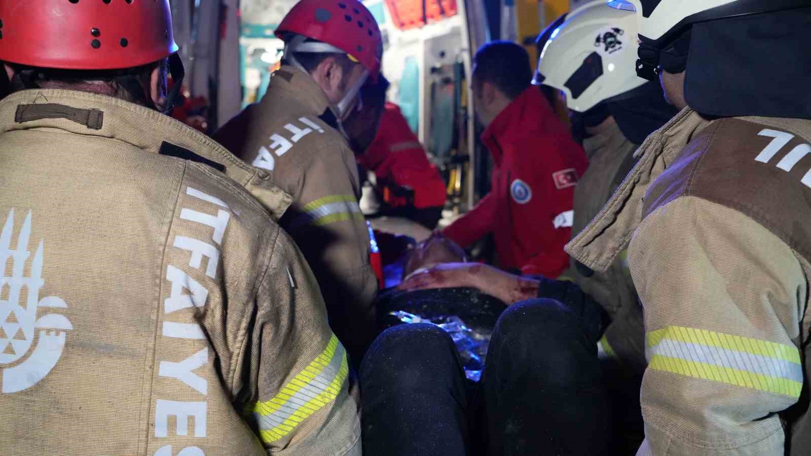 Esenyurt’ta feci kaza... Tırın altında kalan otomobil hurdaya döndü: 1 ağır yaralı
