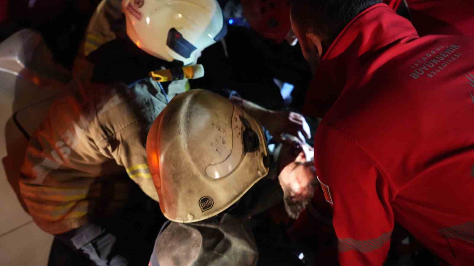 Esenyurt’ta feci kaza... Tırın altında kalan otomobil hurdaya döndü: 1 ağır yaralı
