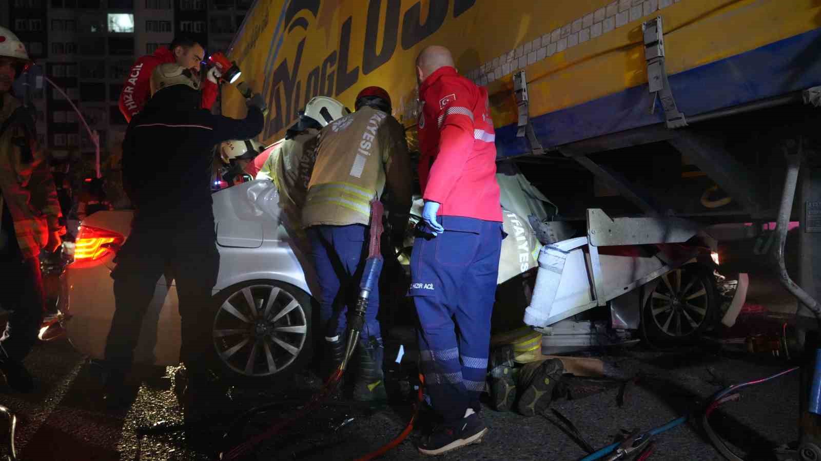 Esenyurt’ta feci kaza... Tırın altında kalan otomobil hurdaya döndü: 1 ağır yaralı
