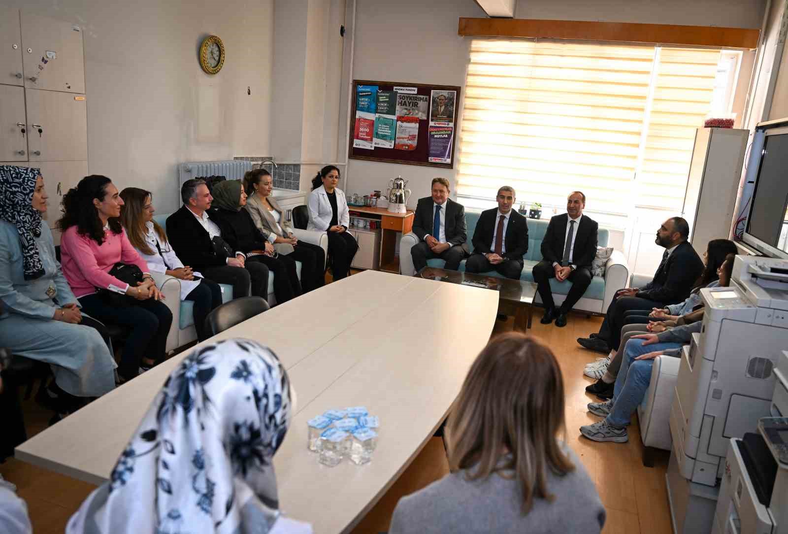 Vali Aktaş öğretmen ve öğrencilerle bir araya geldi
