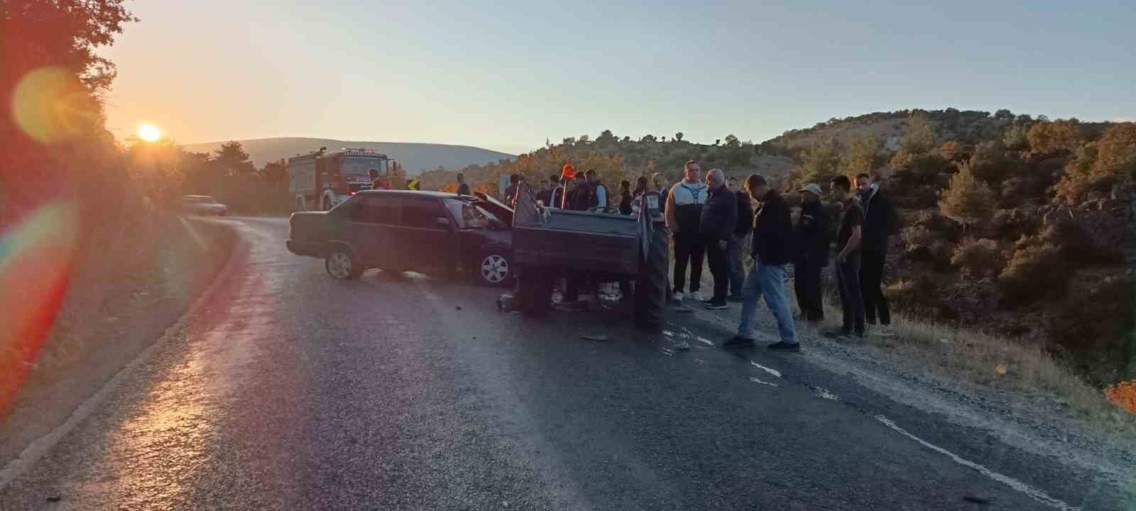 Balıkesir’de traktör ile otomobil kaza yaptı: 2 ölü
