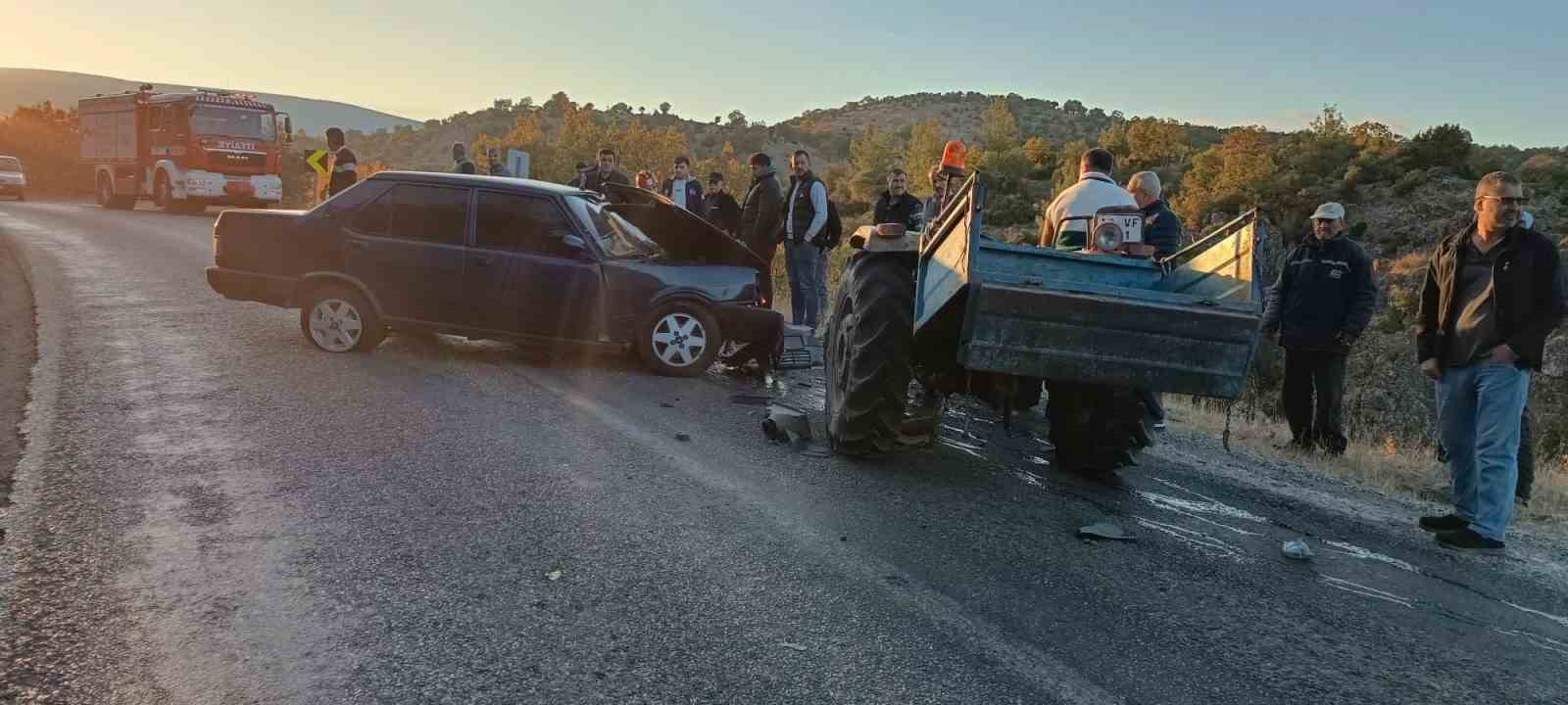 Balıkesir’de traktör ile otomobil kaza yaptı: 2 ölü
