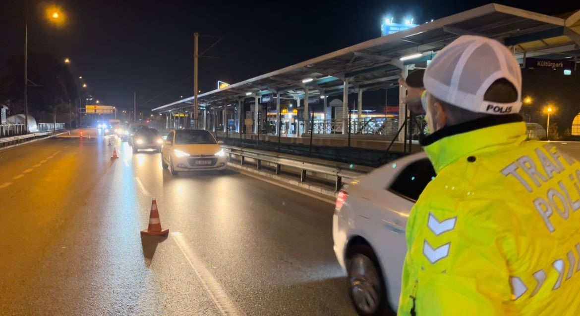 (Özel) Uygulama noktasında polis memurunun alkollü sürücü ile imtihanı kamerada
