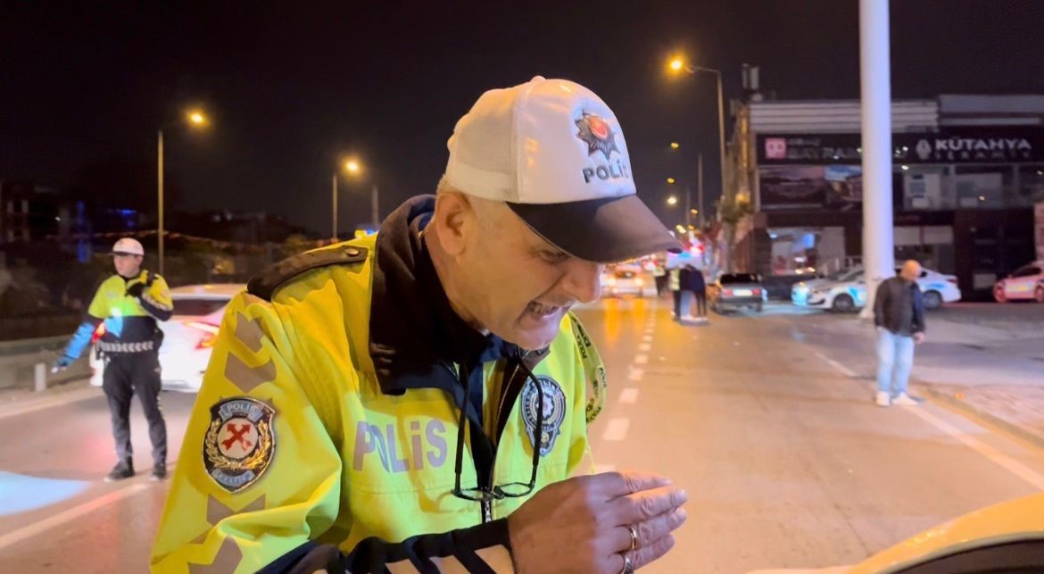 (Özel) Uygulama noktasında polis memurunun alkollü sürücü ile imtihanı kamerada
