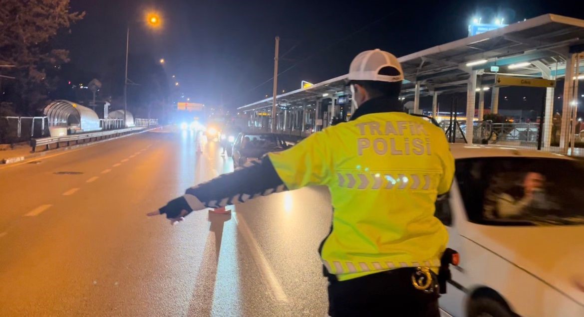 (Özel) Uygulama noktasında polis memurunun alkollü sürücü ile imtihanı kamerada
