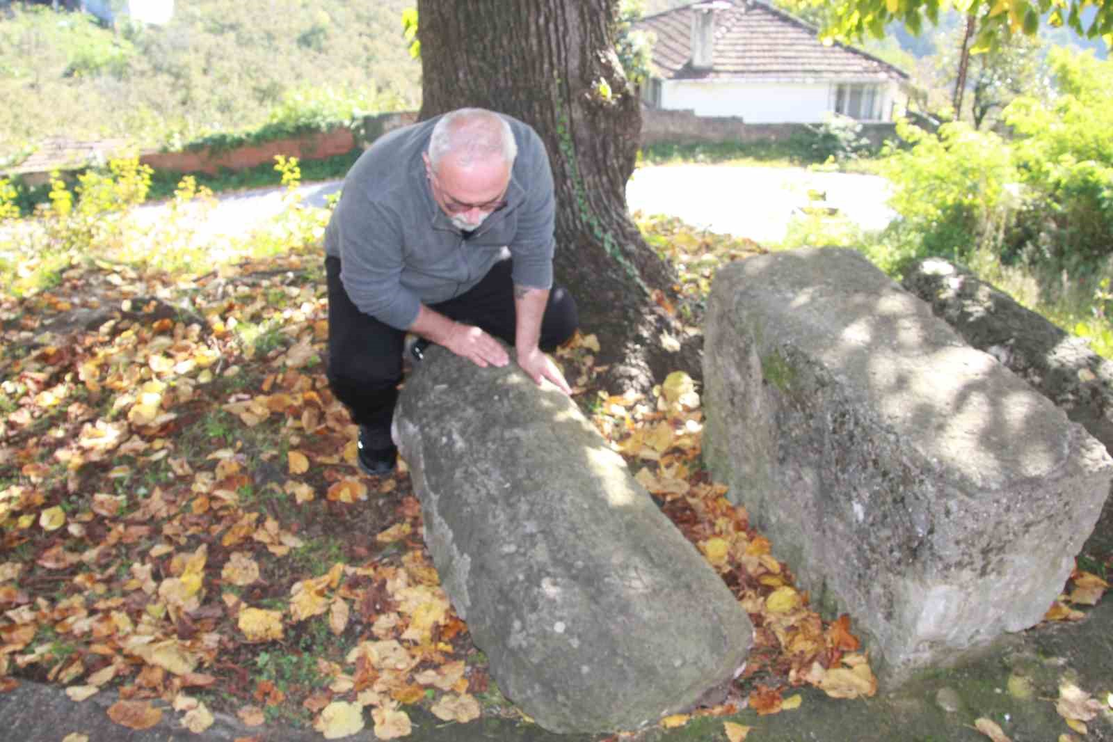 Roma dönemine ait yaklaşık 1800 yıllık mil taşını bilmeden oturak olarak kullandılar
