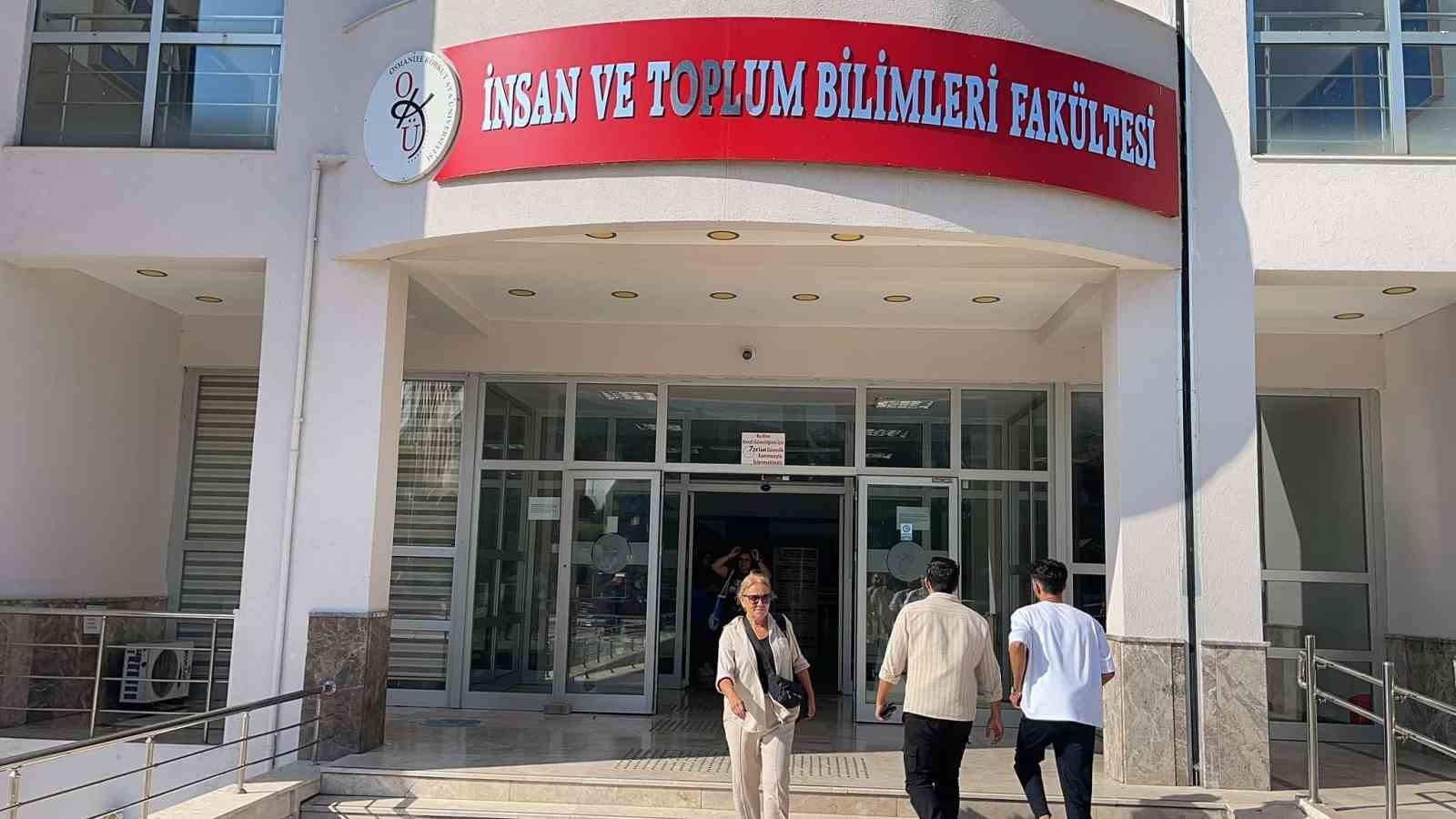 Hayallerinin peşinden koşan kadın, 67 yaşında öğrenci oldu
