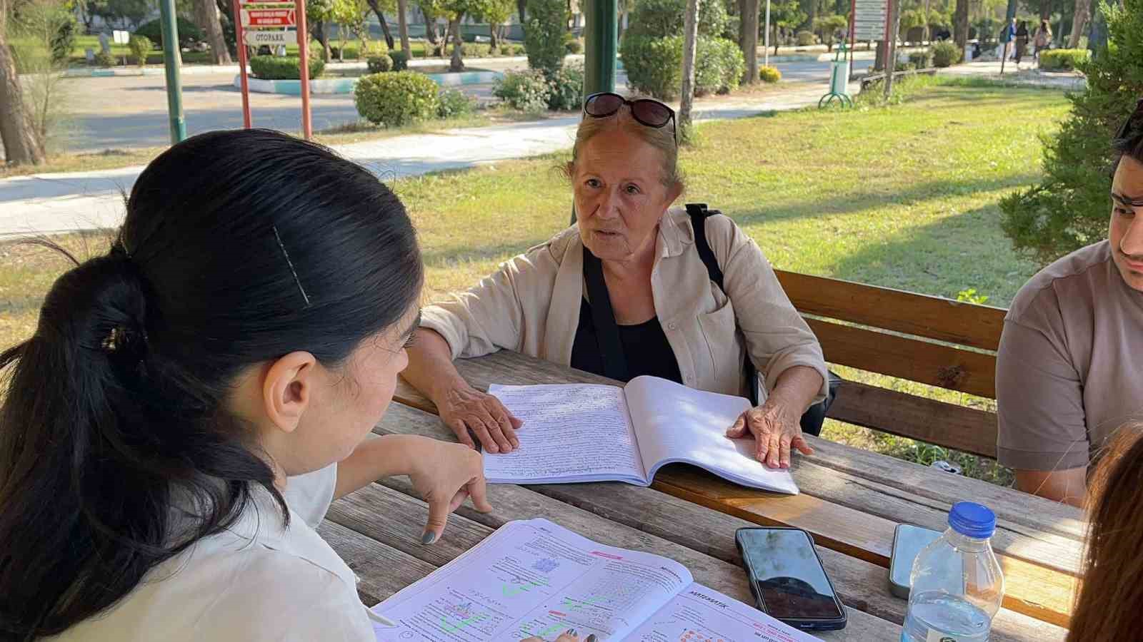 Hayallerinin peşinden koşan kadın, 67 yaşında öğrenci oldu
