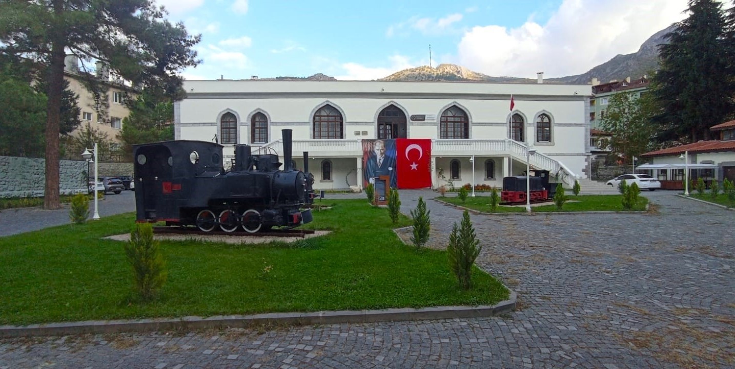 Besmele çekerek başladılar, mekik ve ilmeklerle bayrak dokudular
