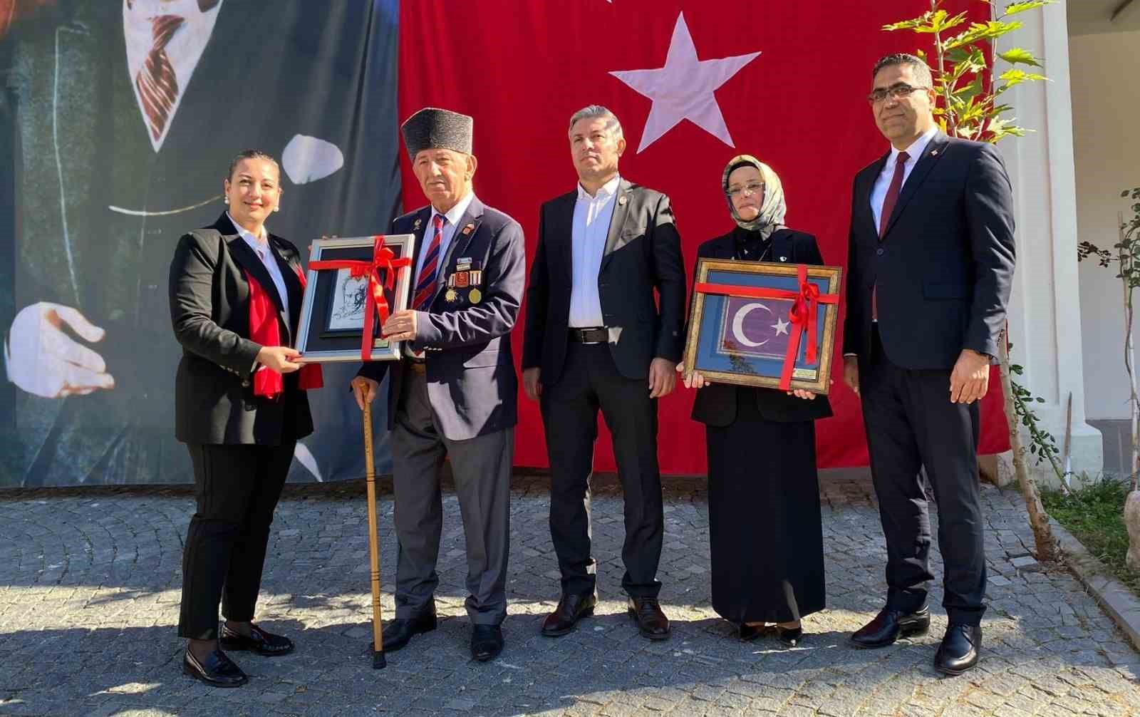 Besmele çekerek başladılar, mekik ve ilmeklerle bayrak dokudular
